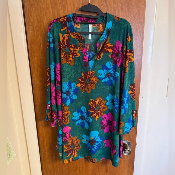 Dear Scarlett Tops - Dear Scarlett Green Floral 3/4 Sleeve V Neck Tunic Top size 2X
